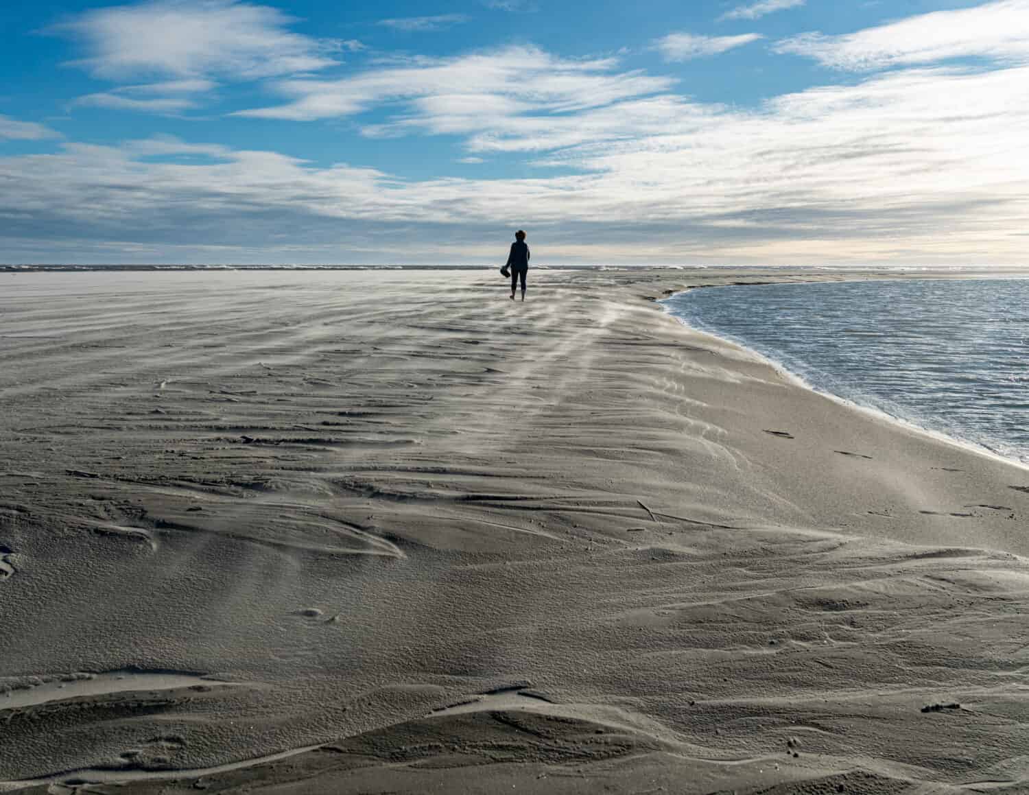 Passeggiando per la spiaggia al tramonto su Seabrook Island, SC