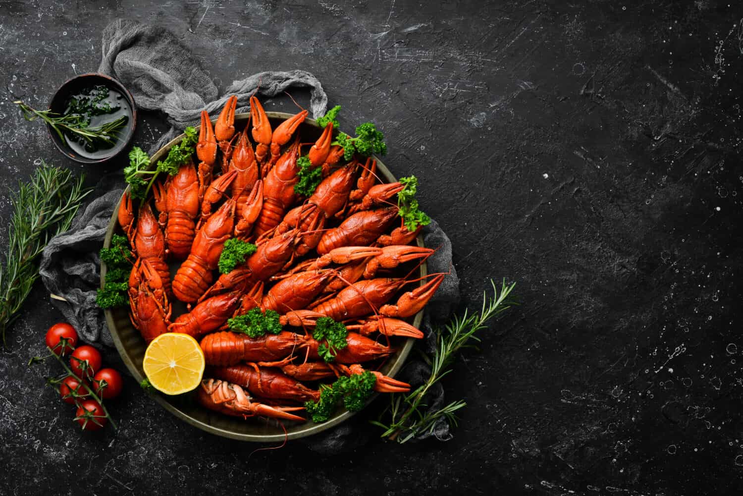 Festa della birra.  Natura morta con gamberi di gamberi su fondo rustico in legno vecchio.  Frutti di mare.  Vista dall'alto.  Posa piatta.