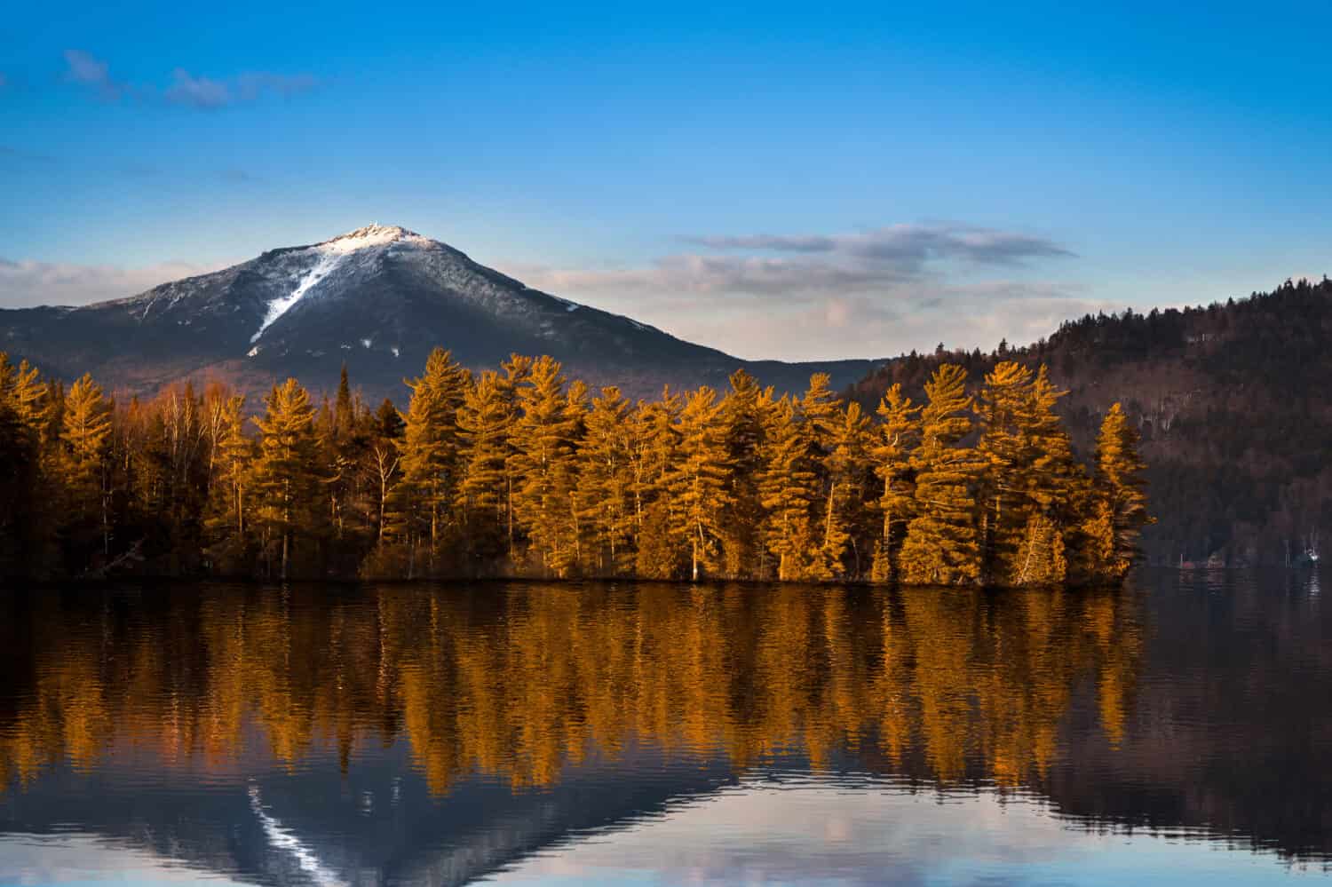 Snowy Whiteface mountain con riflessi in Paradox Bay, Lake Placid, Upstate New York