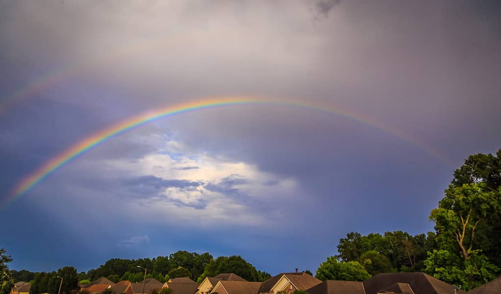 Doppio arcobaleno sull'area residenziale: Doppio arcobaleno sull'area residenziale dopo una leggera pioggia a Montgomery, Alabama.