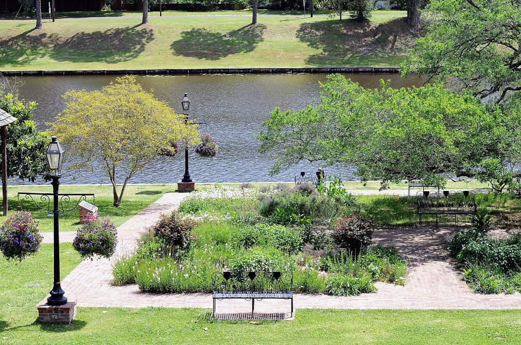 Il colorato parco del centro della storica Natchitoches, in Louisiana, si trova vicino al Cane River Lake.