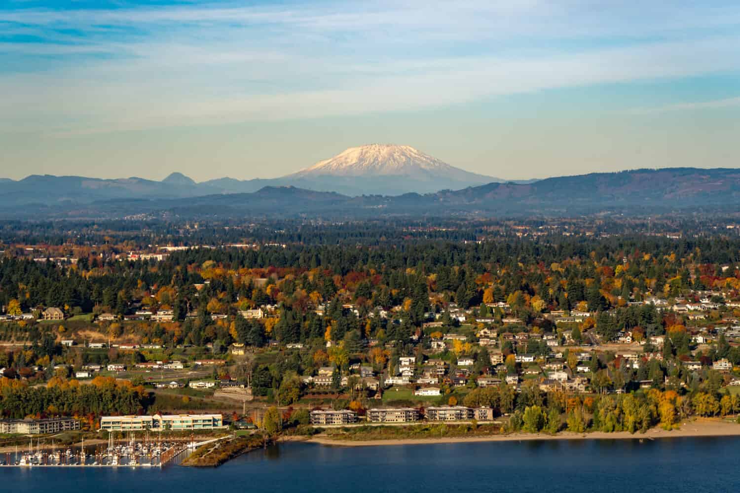 Mt Saint Helens, il fiume Columbia, un impianto di ormeggio per barche e alberi a colori autunnali a Vancouver, Washington.