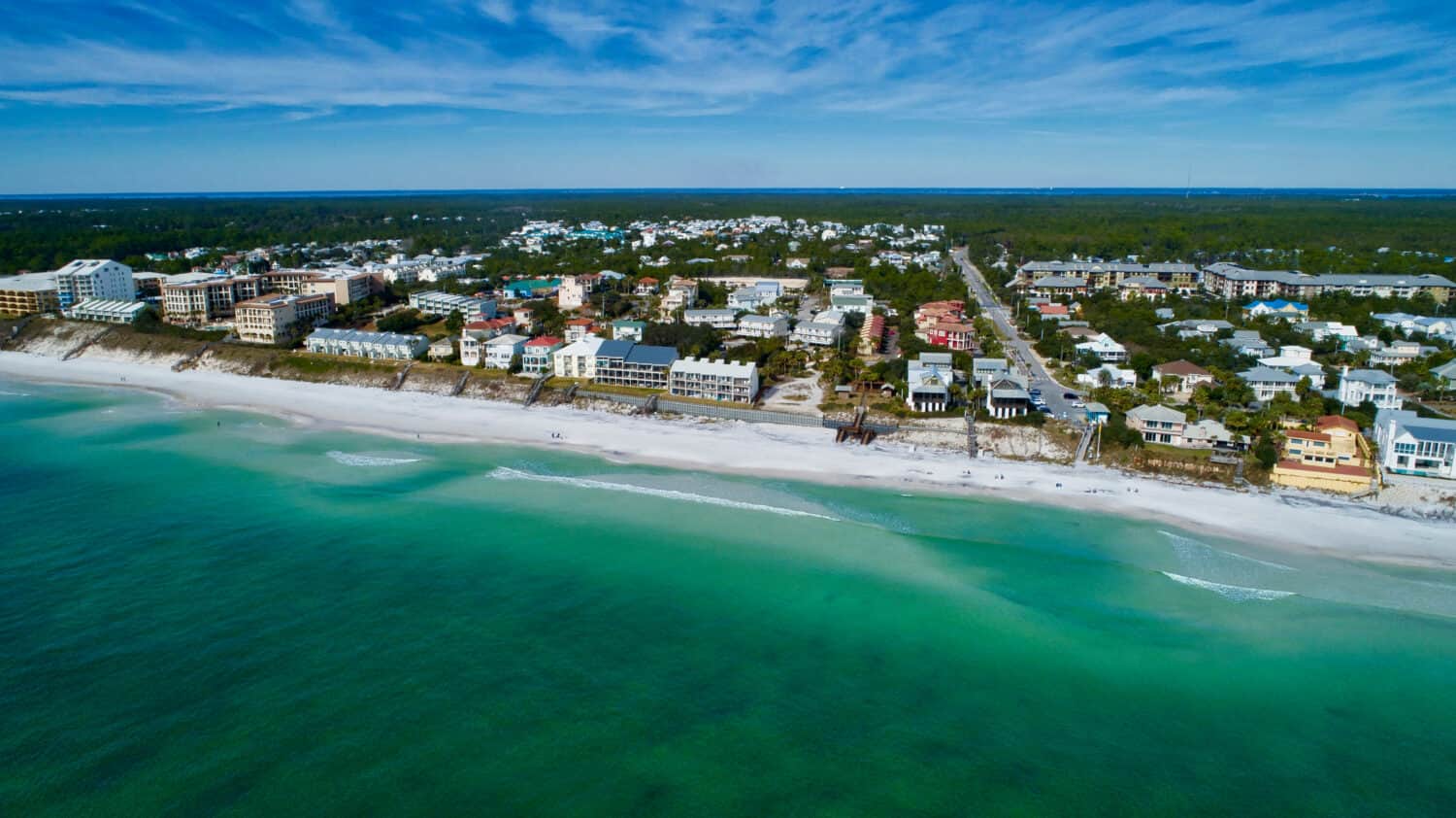 Panorama blu della spiaggia della montagna 