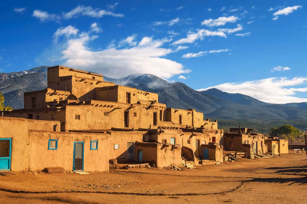 Dimore antiche del sito del patrimonio mondiale dell'Unesco denominato Taos Pueblo nel New Mexico. Si ritiene che Taos Pueblo sia uno dei più antichi insediamenti abitati ininterrottamente negli Stati Uniti.