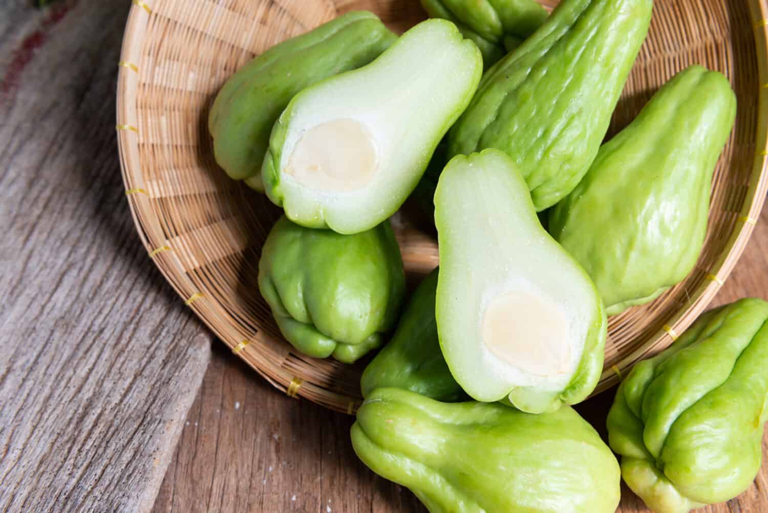 Frutti di chayote freschi (Sechium edulis) su sfondo di legno