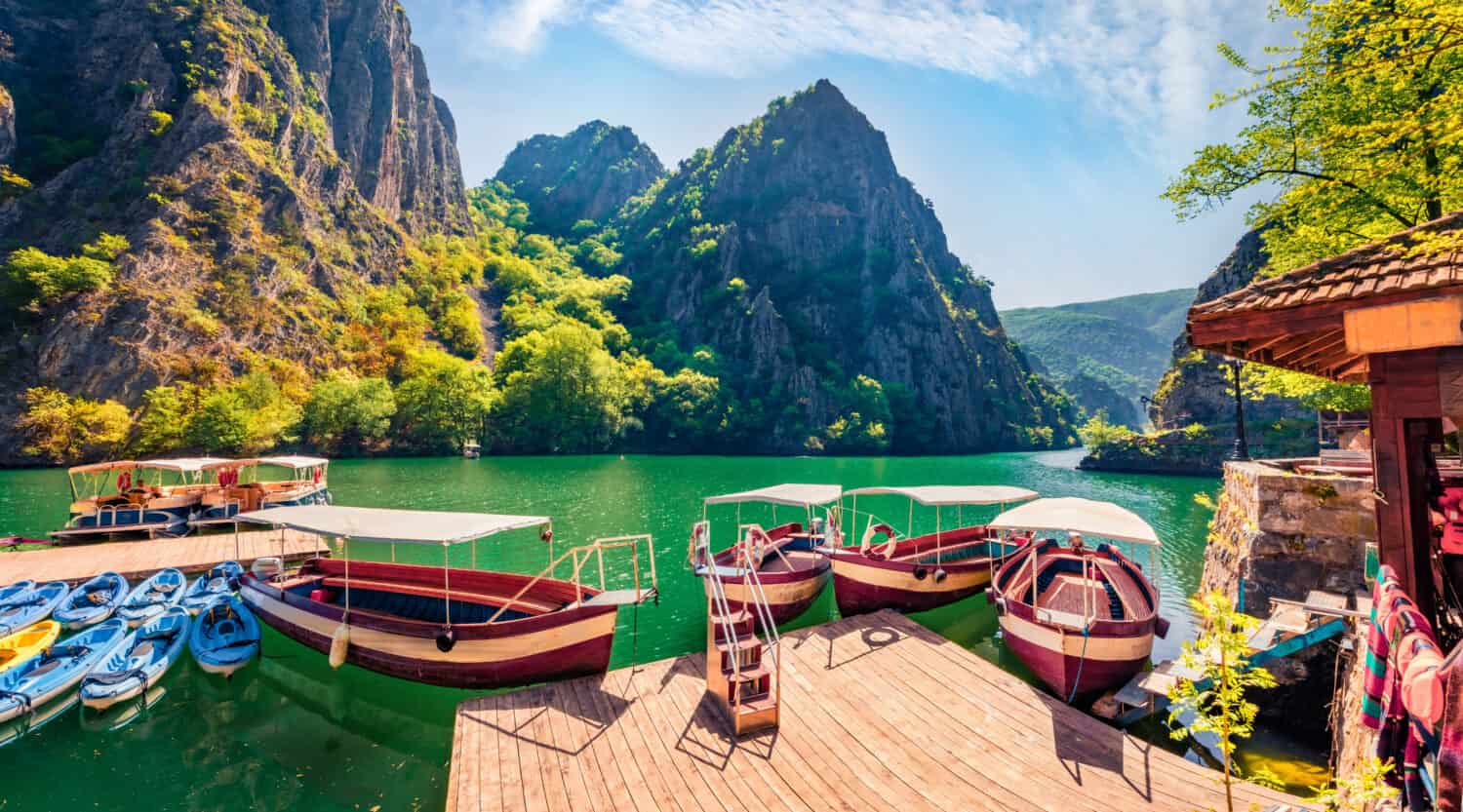 Attraente vista primaverile della popolare destinazione turistica - Matka Canyon. Splendida scena mattutina della Macedonia del Nord, Europa. Priorità bassa di concetto di viaggio.