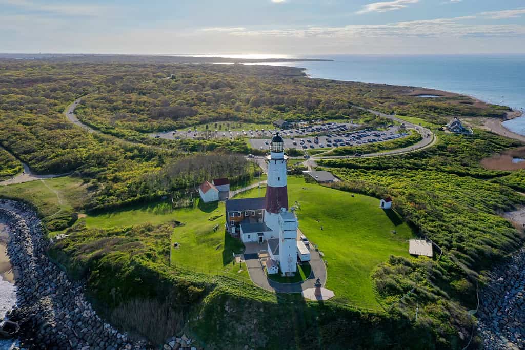 Vista aerea del faro di Montauk e della spiaggia di Long Island, New York, USA.