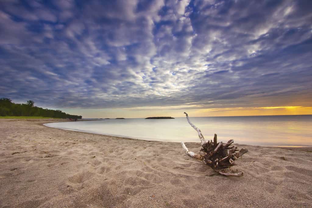 Un bellissimo e colorato tramonto sulle spiagge del lago Erie, Michigan, Stati Uniti d'America