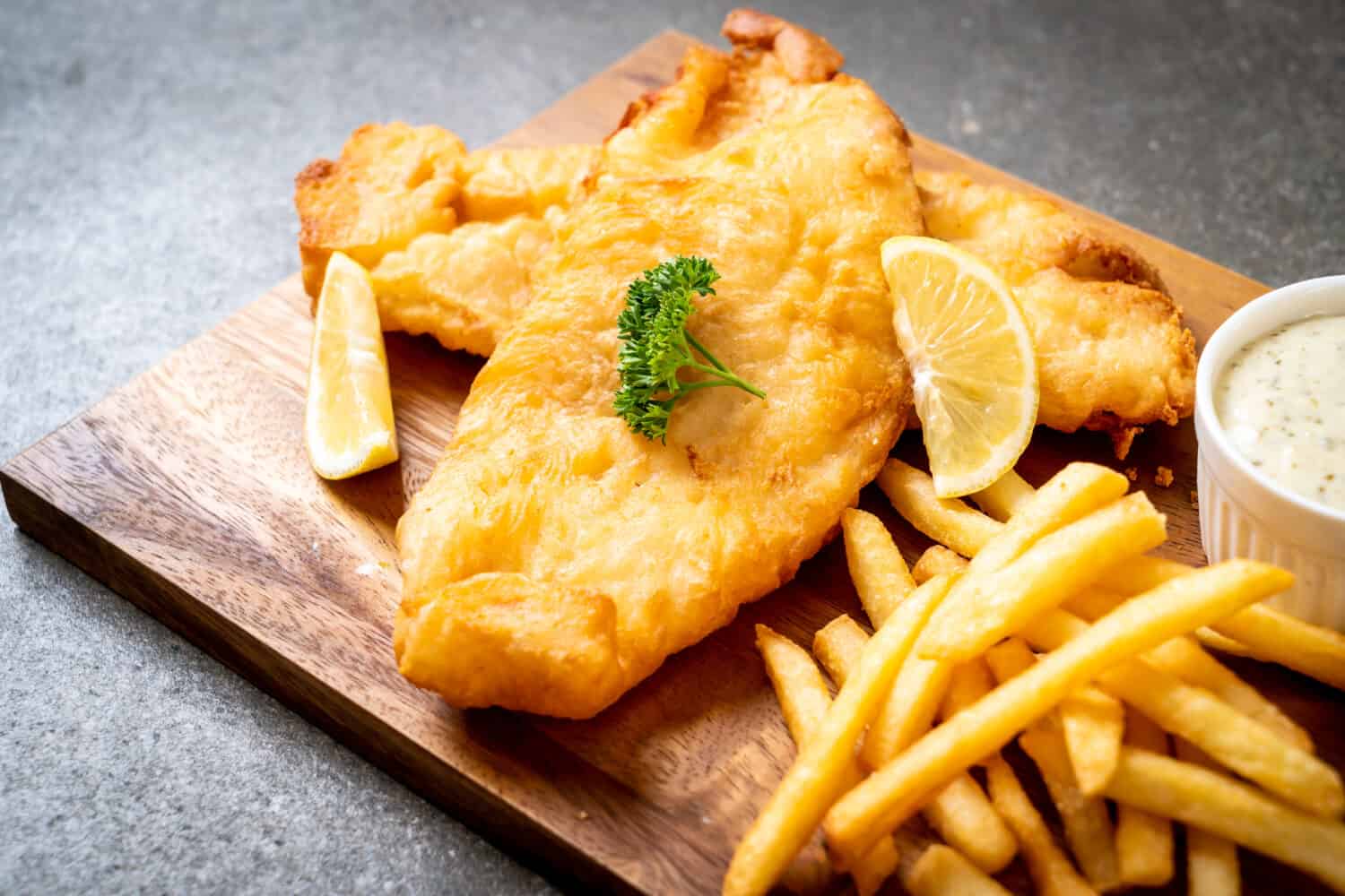 fish and chips con patatine fritte - cibo malsano