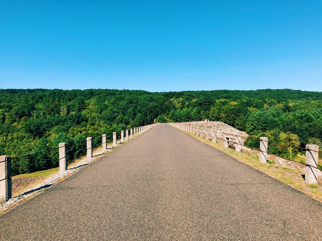 Le vedute della diga di Thomaston e delle parti della valle del fiume Naugatuck situata sul pittoresco fiume Naugatuck nella città di Thomaston, nel Connecticut, negli Stati Uniti.