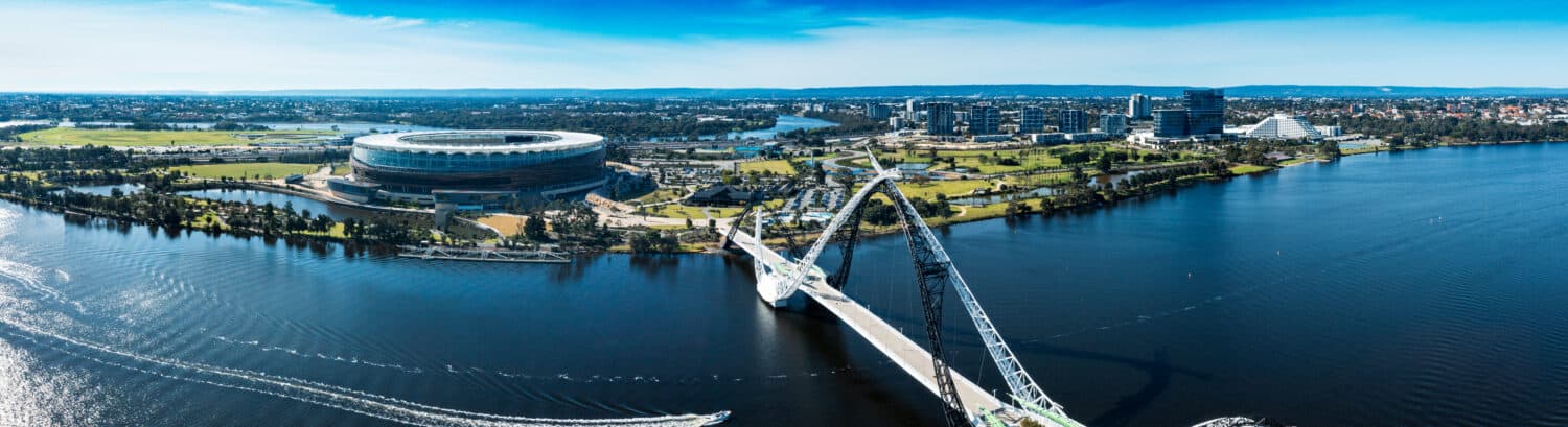 Perth orientale, Australia occidentale. Panorama aereo che mostra il ponte sospeso pedonale del Matagarup Bridge che attraversa il fiume Swan a Perth, e anche lo stadio di Perth.