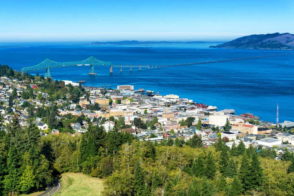 Astoria, Oregon, il primo insediamento permanente degli Stati Uniti sulla costa del Pacifico, si affaccia sul ponte Astoria Megler che attraversa il fiume Columbia verso lo stato di Washington.