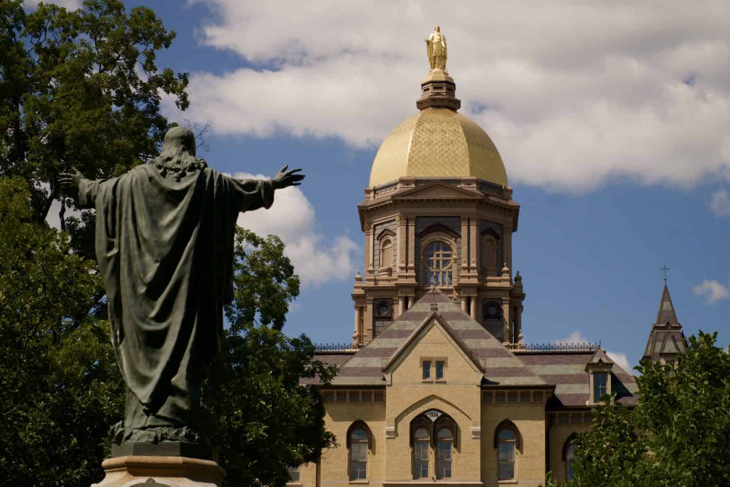La cupola d'oro in cima all'edificio principale dell'Università di Notre Dame. Uno dei campus più grandi dell'Indiana.
