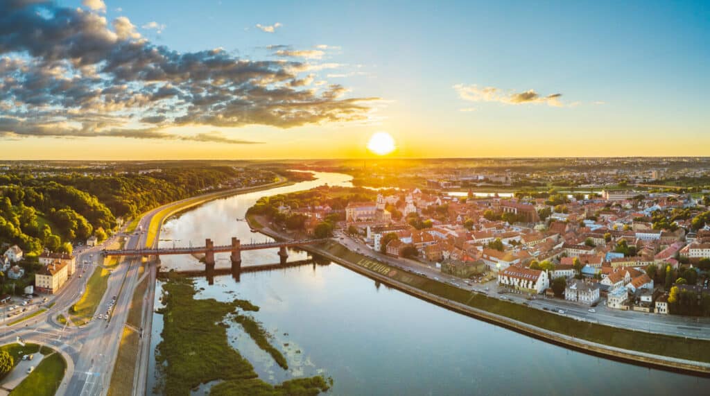 Città vecchia di Kaunas, Lituania.  Vista aerea del drone.  Tramonto estivo.