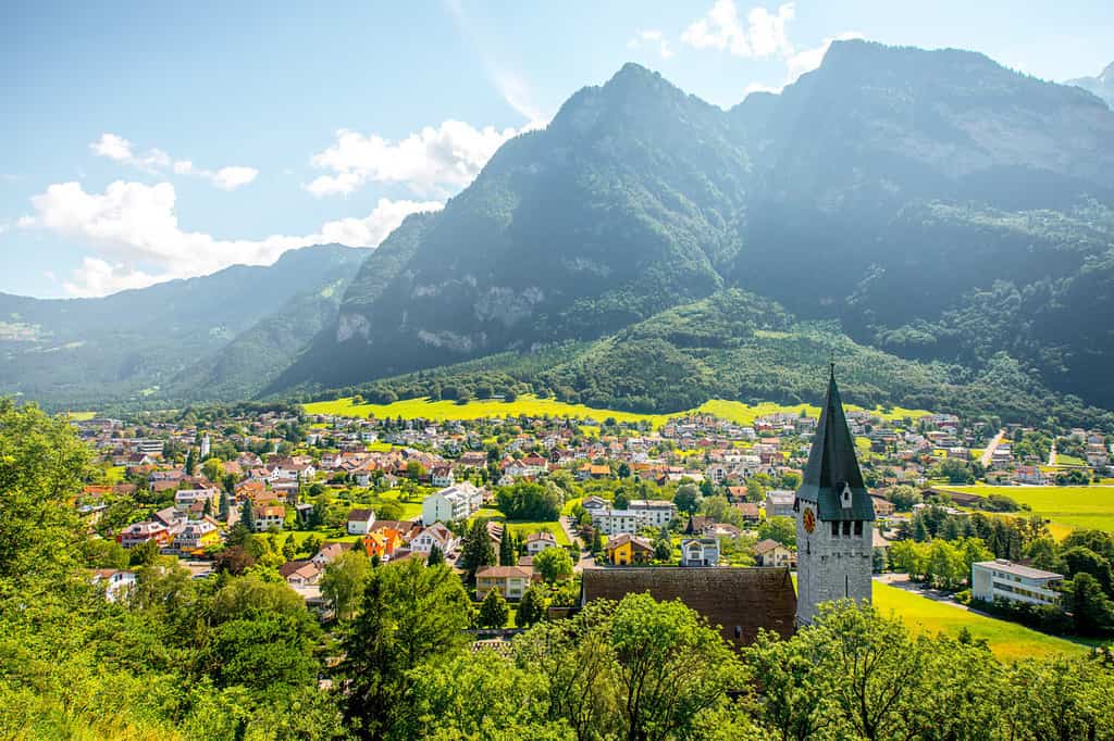 Vista panoramica sul villaggio di Balzers con la chiesa di San Nicola nel Liechtenstein