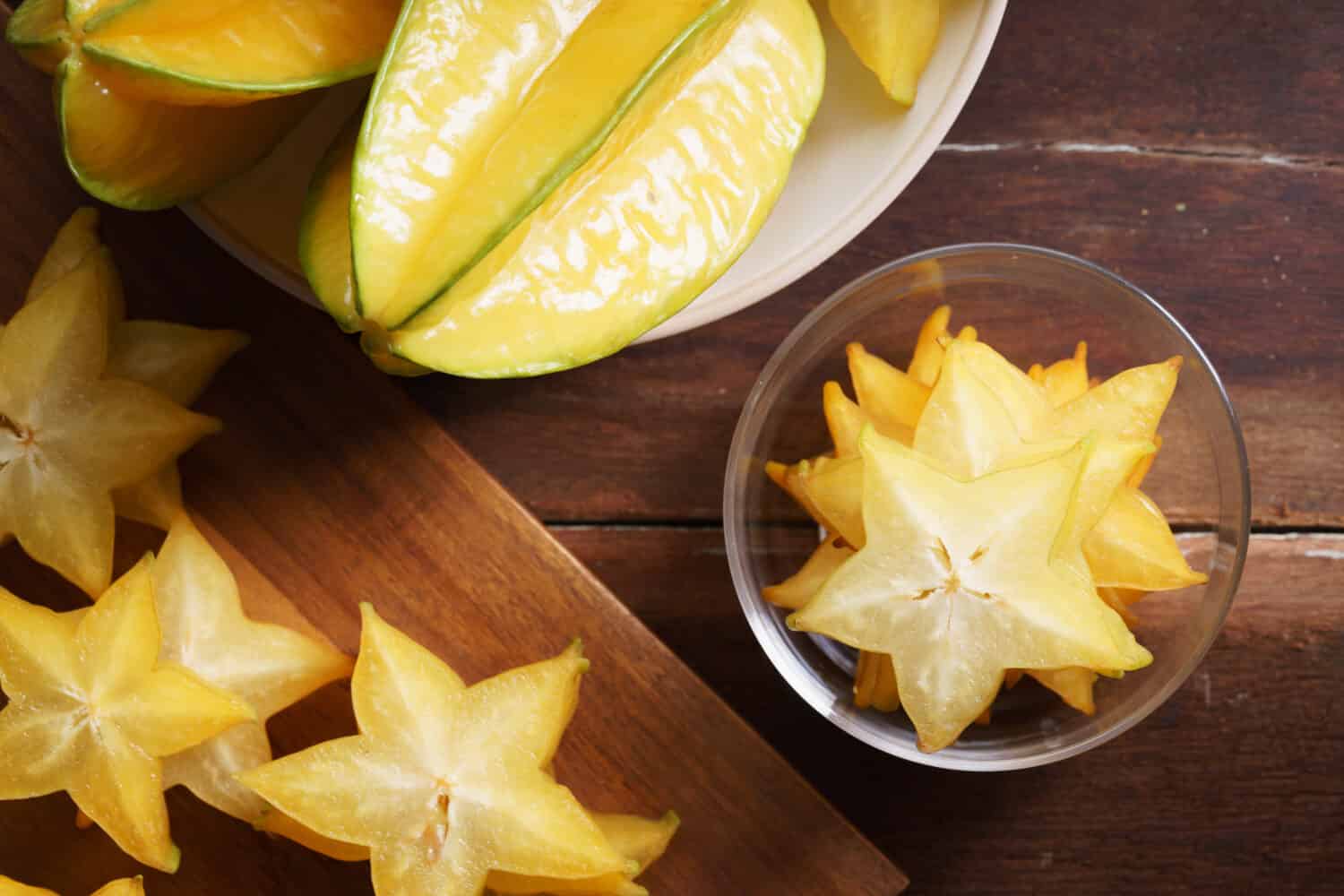 Carambola, carambola, carambola su sfondo di legno