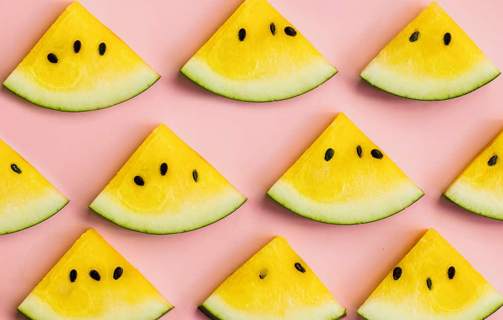 Anguria gialla su sfondo rosa.