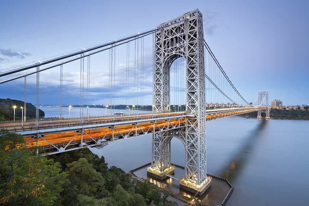 Ponte George Washington, New York. Immagine del ponte George Washington al crepuscolo.