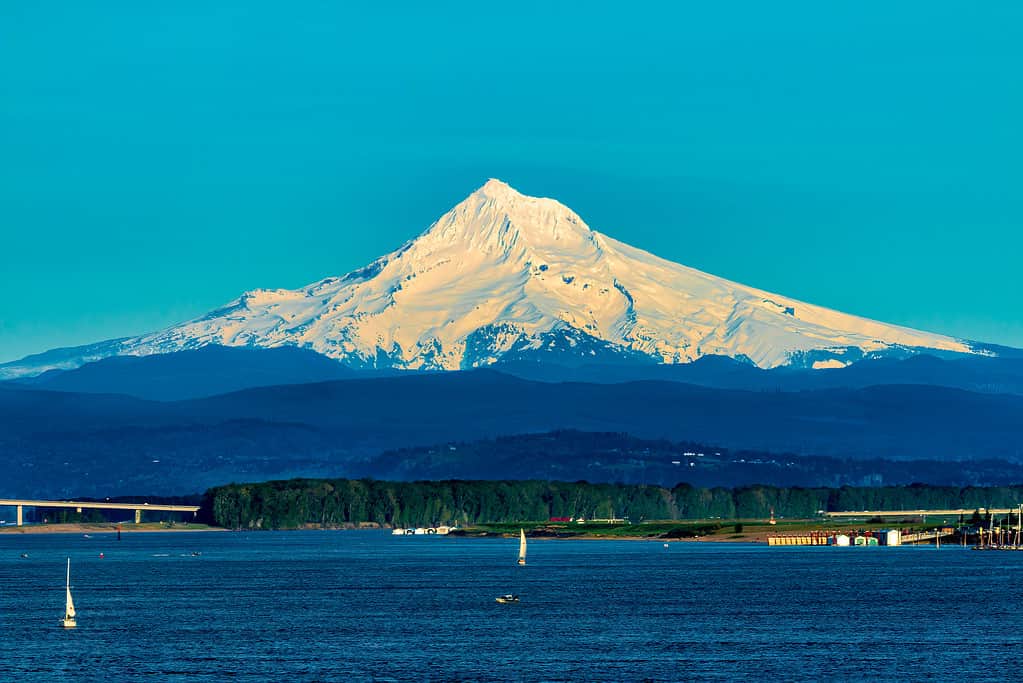 Mount Hood dalla I-5 Bridge Hayden Island di fronte al fiume Columbia