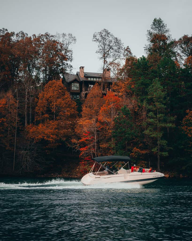 Splendido scenario sul lago Keowee durante la stagione autunnale.