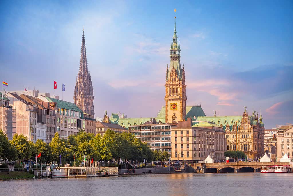 Rathaus di Amburgo e lago Alster, Germania