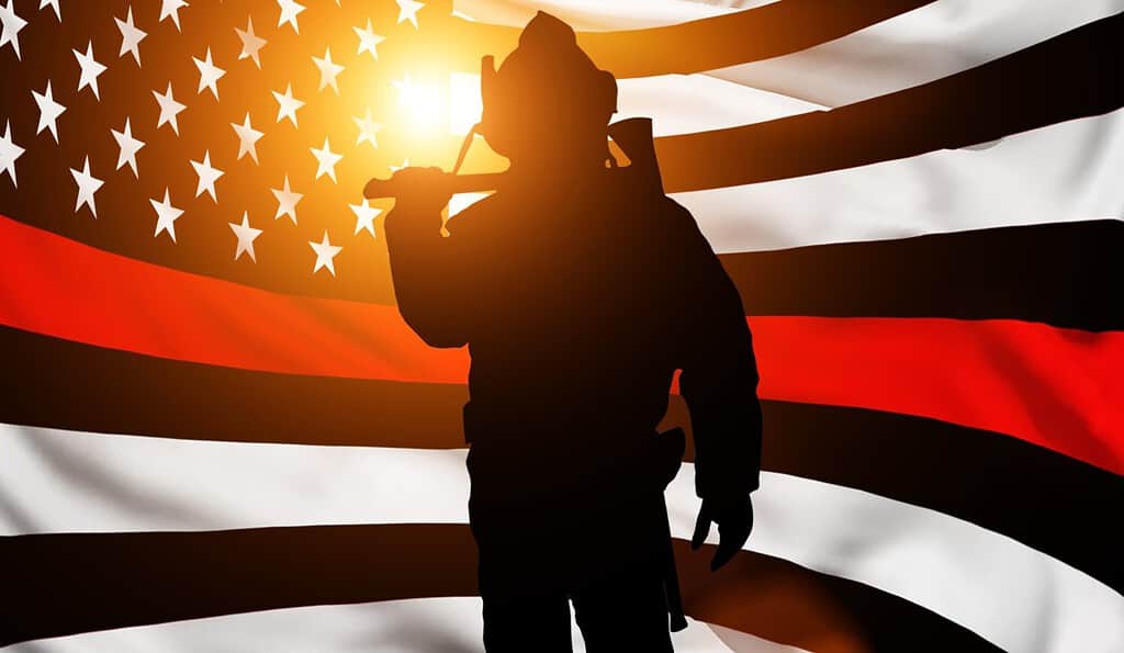 Sottile linea rossa.  Bandiera nera degli Stati Uniti con linea rossa dei pompieri.