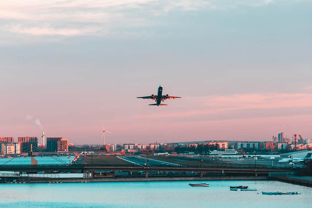Aereo in decollo dall'aeroporto di Londra al tramonto