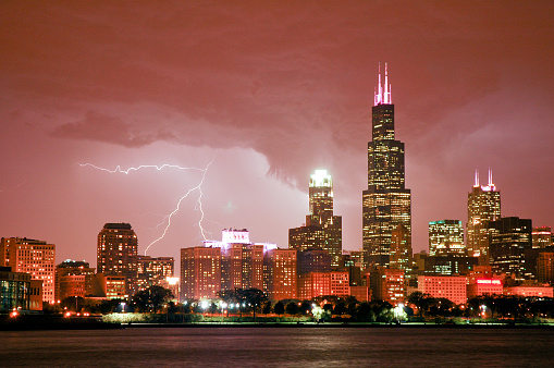 Nuvole minacciose, fulmini luminosi