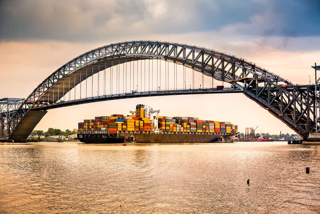 La nave da carico passa sotto il ponte di Bayonne, NJ