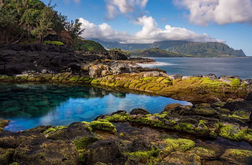 Lunga esposizione delle calme acque di Queen's Bath, una piscina rocciosa al largo di Princeville sulla costa nord di Kauai
