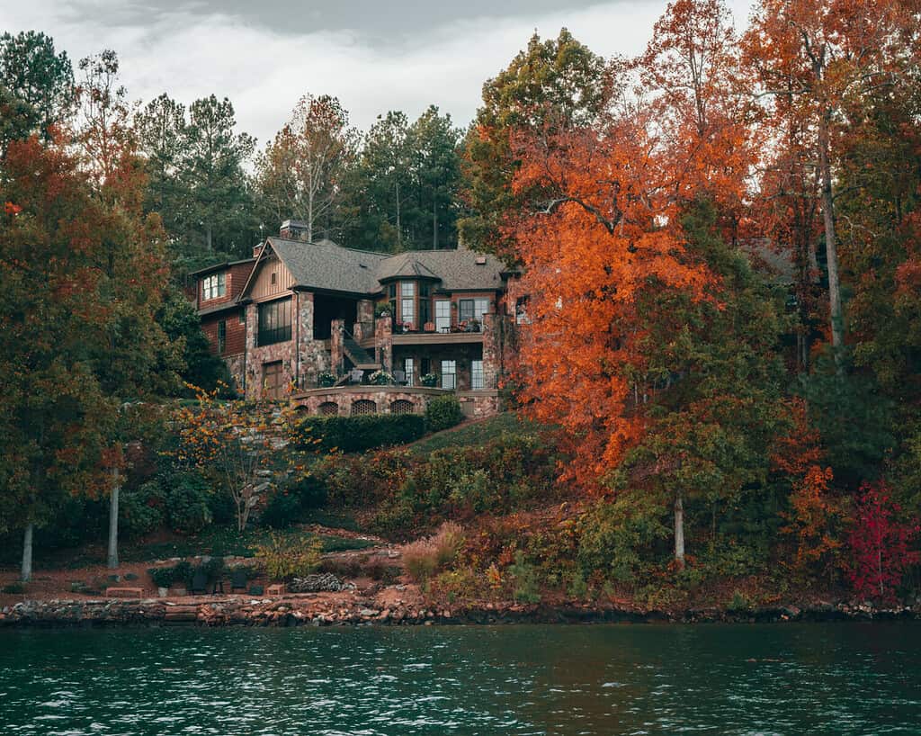 Splendido scenario sul lago Keowee durante la stagione autunnale.