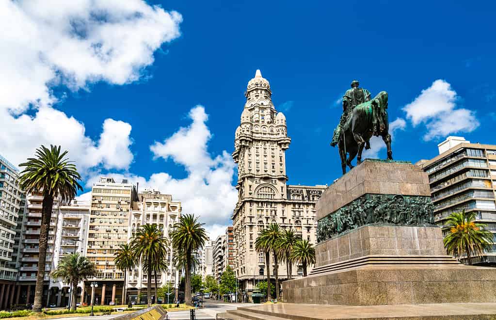 Mausoleo Artigas e Palazzo Salvo a Montevideo, Uruguay