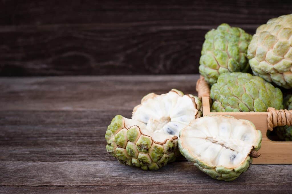 Frutta di Cherimoya tagliata aperta su un tavolo