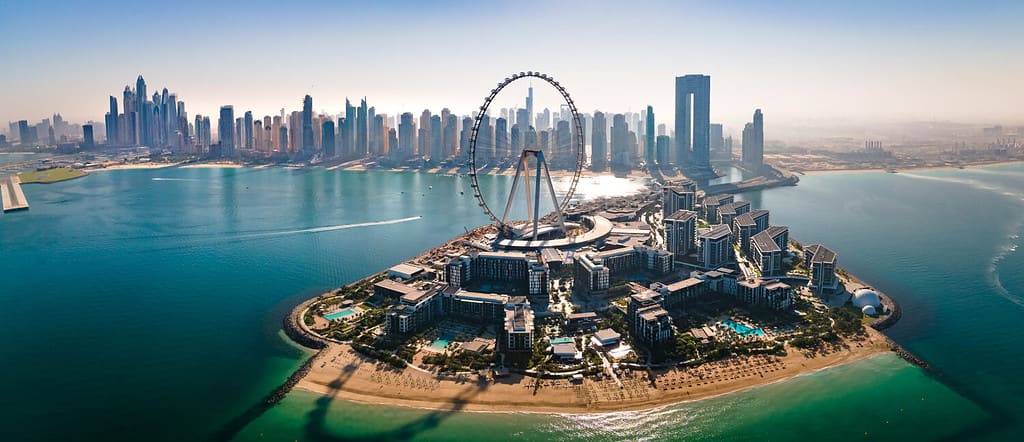 L'isola di Bluewaters e la ruota panoramica di Ain Dubai a Dubai, Emirati Arabi Uniti con la spiaggia di JBR e la vista del paesaggio urbano dello skyline del porto turistico di Dubai
