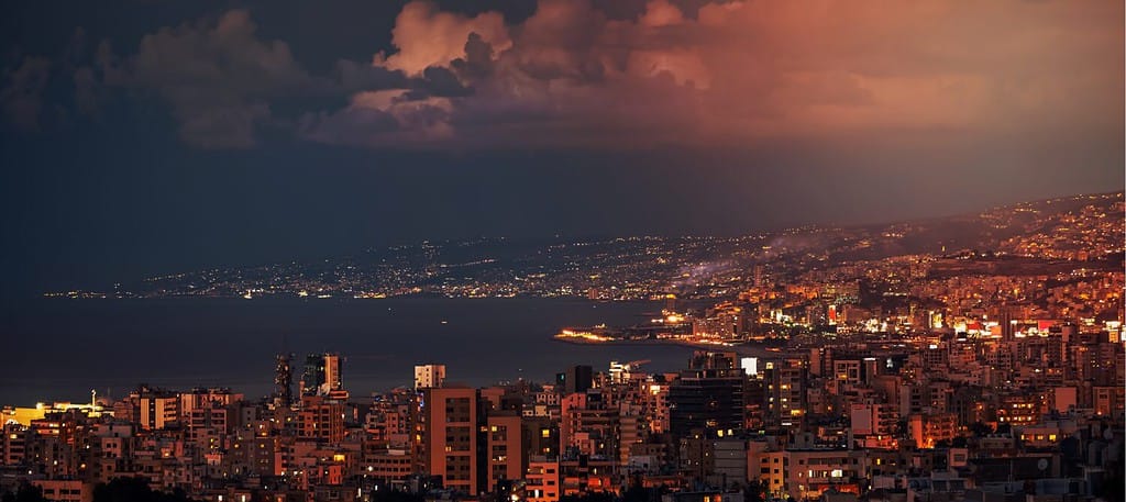 Bellissimo paesaggio notturno di una città costiera. Case con finestre luminose nella luce della sera. Splendida cittadina montuosa. Jounieh. Libano.