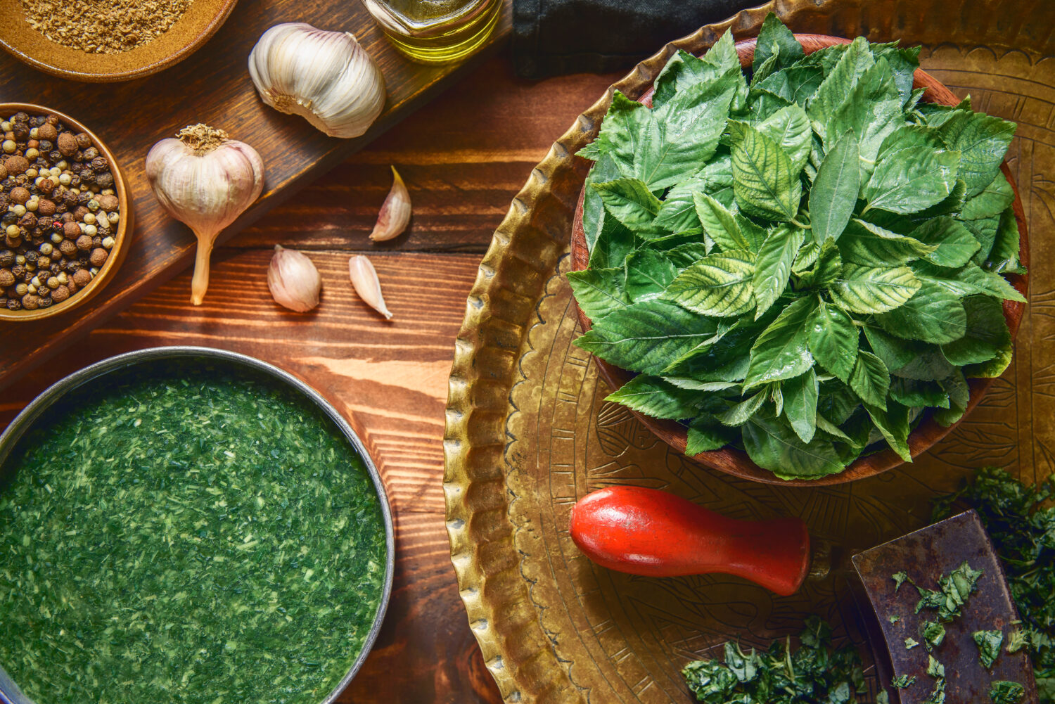 cucina araba;  Foglie di iuta organica egiziana, malva dell'ebreo o (Molokhia).  Vista dall'alto con primo piano.