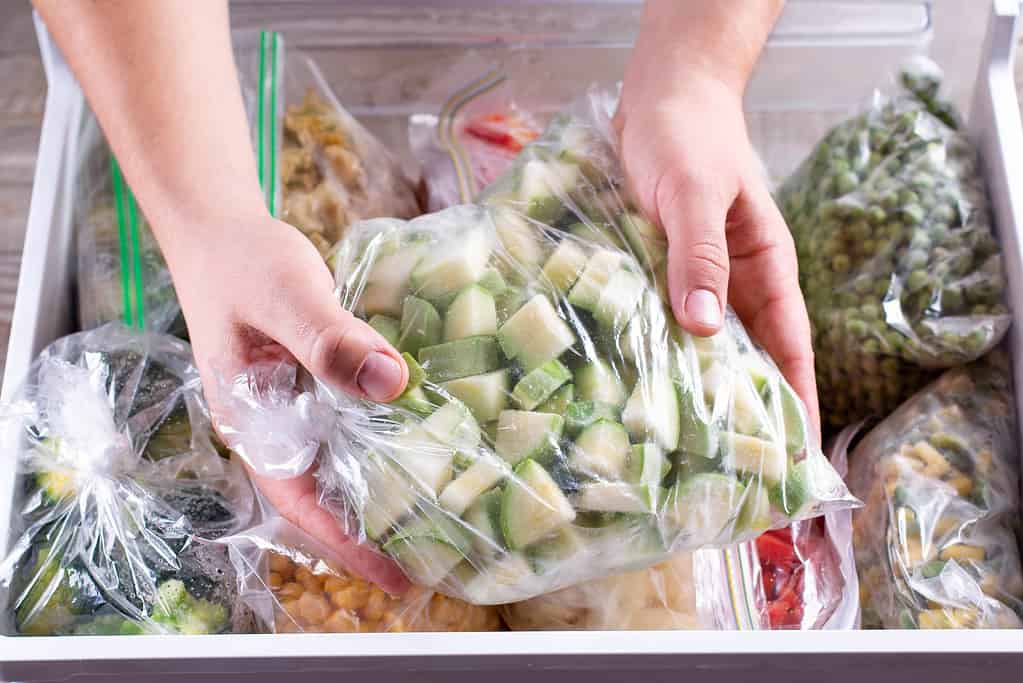 Zucchine congelate.  Verdure congelate in un sacchetto di plastica nel frigorifero