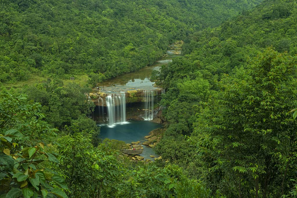 Veduta aerea delle cascate Krang Suri, colline Jaintia, Meghalaya, India