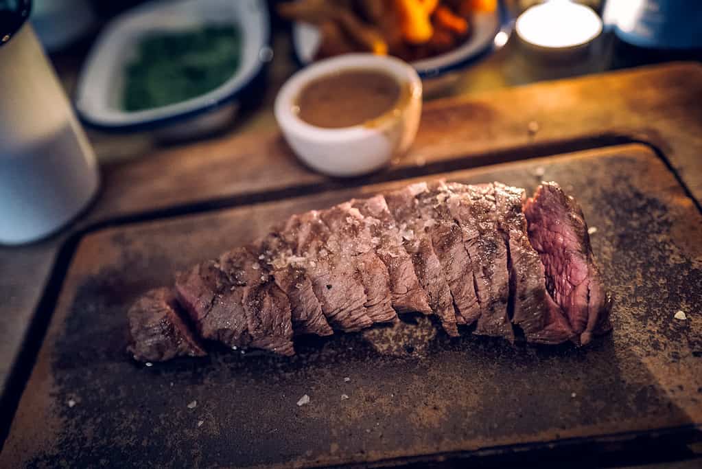 ristorante di bistecche in ferro piatto