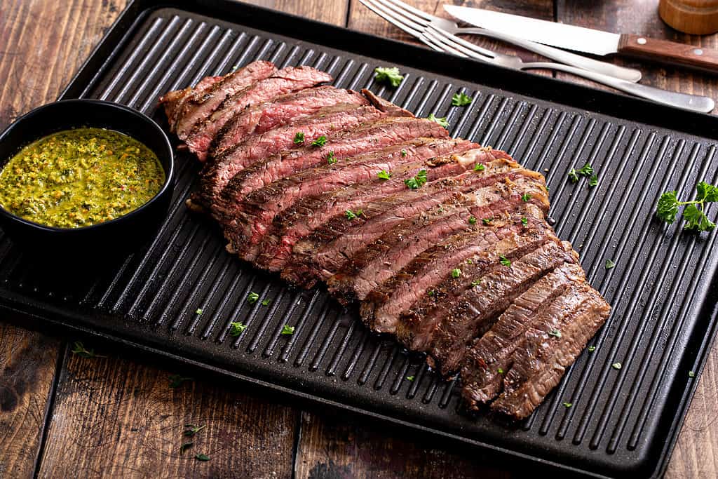 Bistecca alla griglia con salsa chimichurri su una griglia