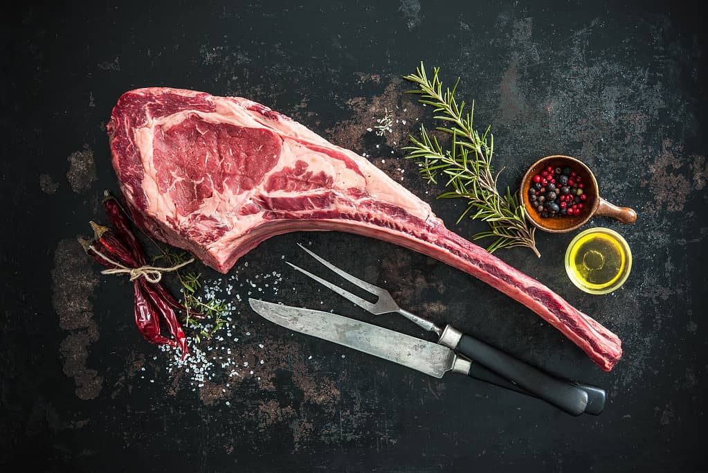 Bistecca di manzo tomahawk cruda stagionata a secco