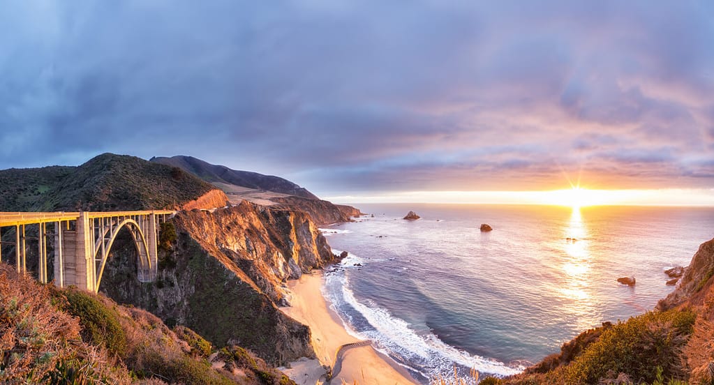 Bixby Creek Bridge sull'autostrada 1 sulla costa occidentale degli Stati Uniti in viaggio verso sud fino a Los Angeles, nella zona di Big Sur, California