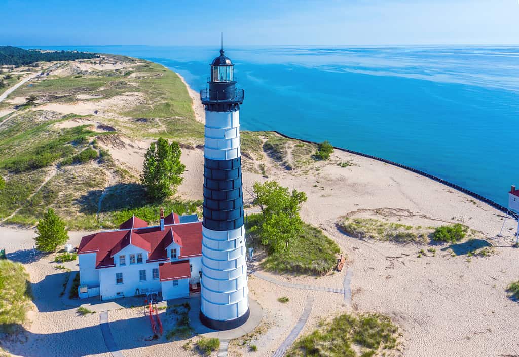 Veduta aerea del faro di Big Sable Point vicino a Ludington, Michigan; Parco statale di Ludington; lago Michigan