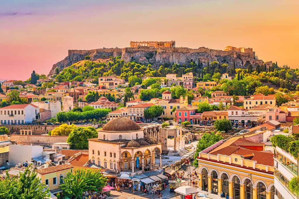 Skyline di Atene con piazza Monastiraki e collina dell'acropoli durante il tramonto. Atene, Grecia