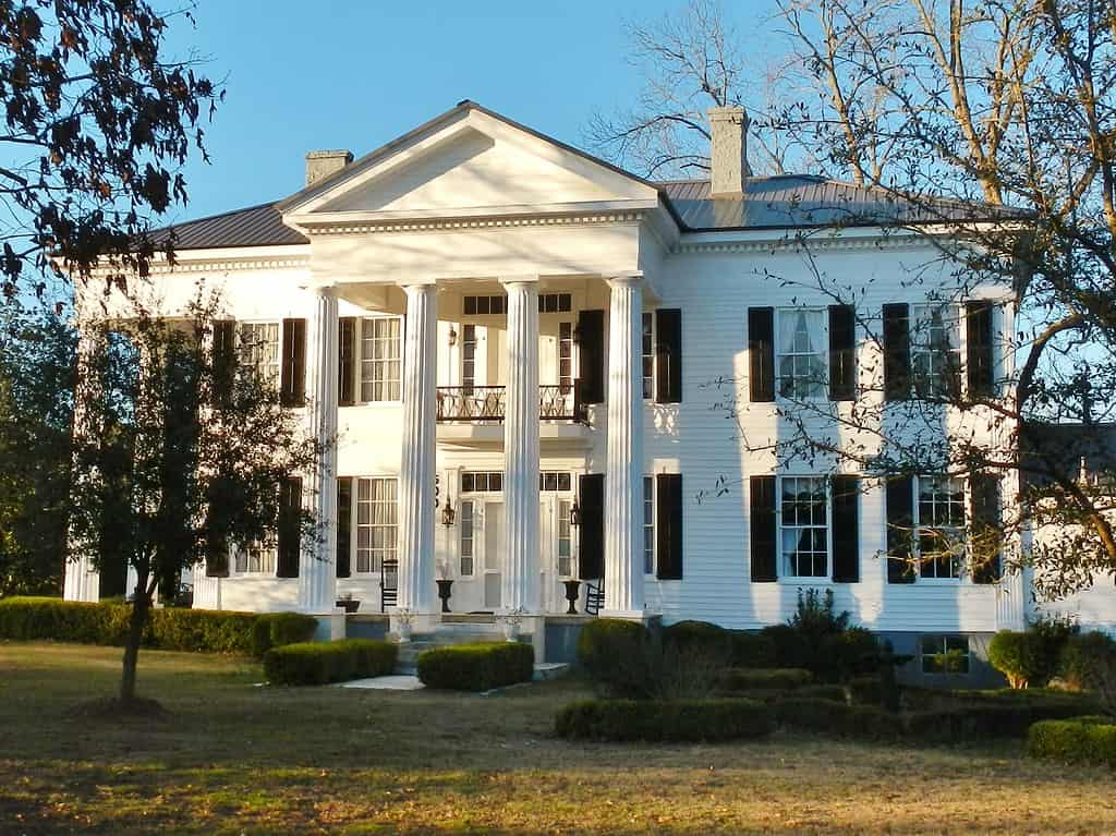 La piantagione Pillars nella contea di Lowndes, in Alabama, era una storica piantagione di cotone. Fu fondata da un immigrato scozzese, John McMillan, nel 1817.
