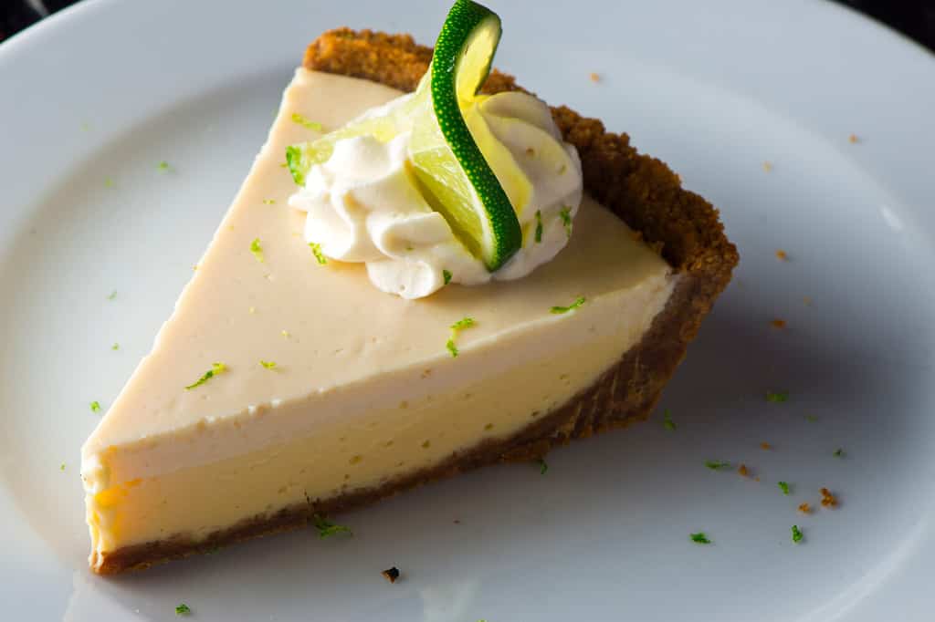 Torta al lime chiave. Il classico dessert americano tradizionale preferito. Torta al lime di Key, miscela cruda fatta con il succo del succo di lime di Key West, zucchero del latte condensato e uova versate nella crosta di cracker Graham.