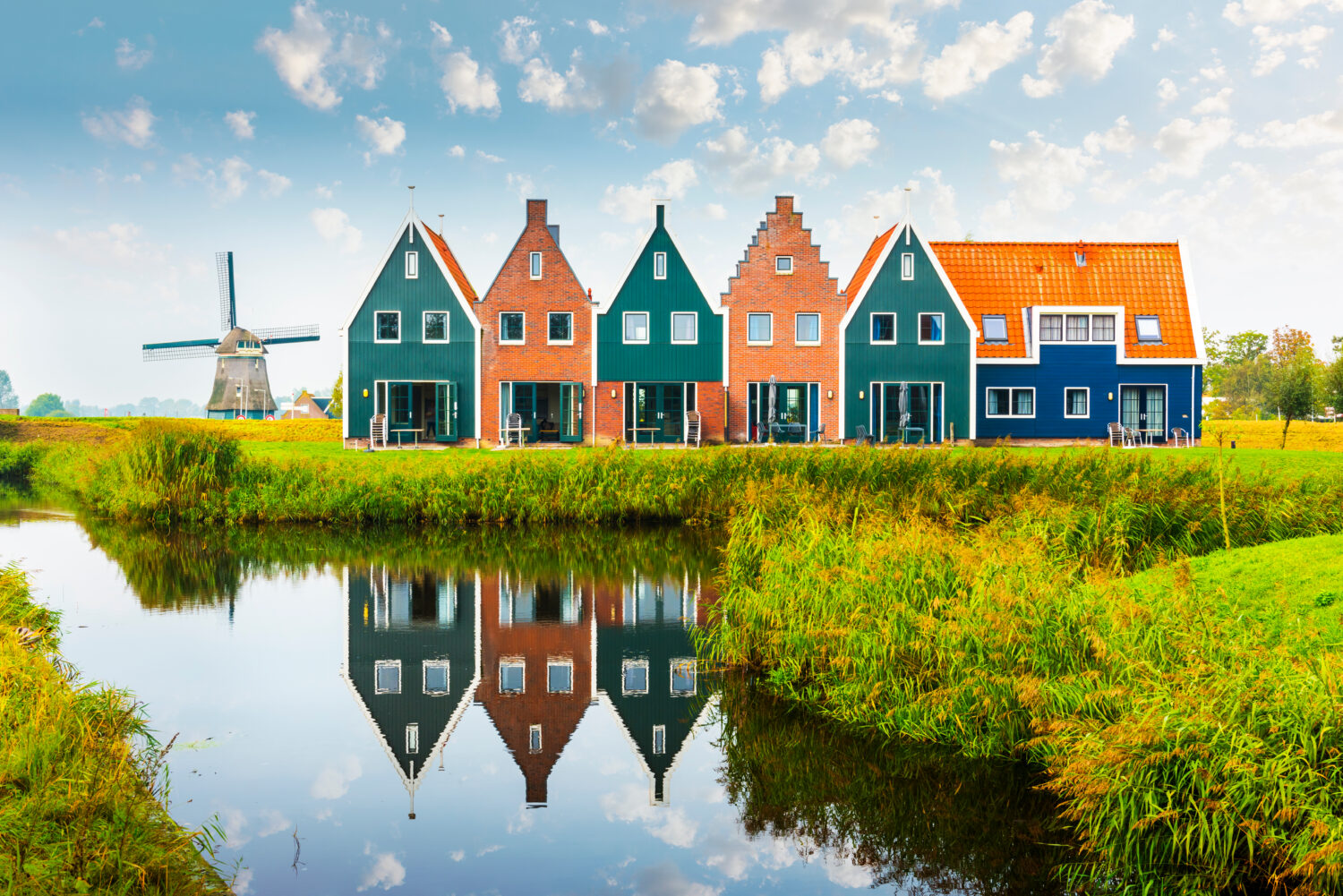 Volendam è una città dell'Olanda Settentrionale nei Paesi Bassi. Case colorate del parco marino di Volendam. Olanda Settentrionale, Paesi Bassi.