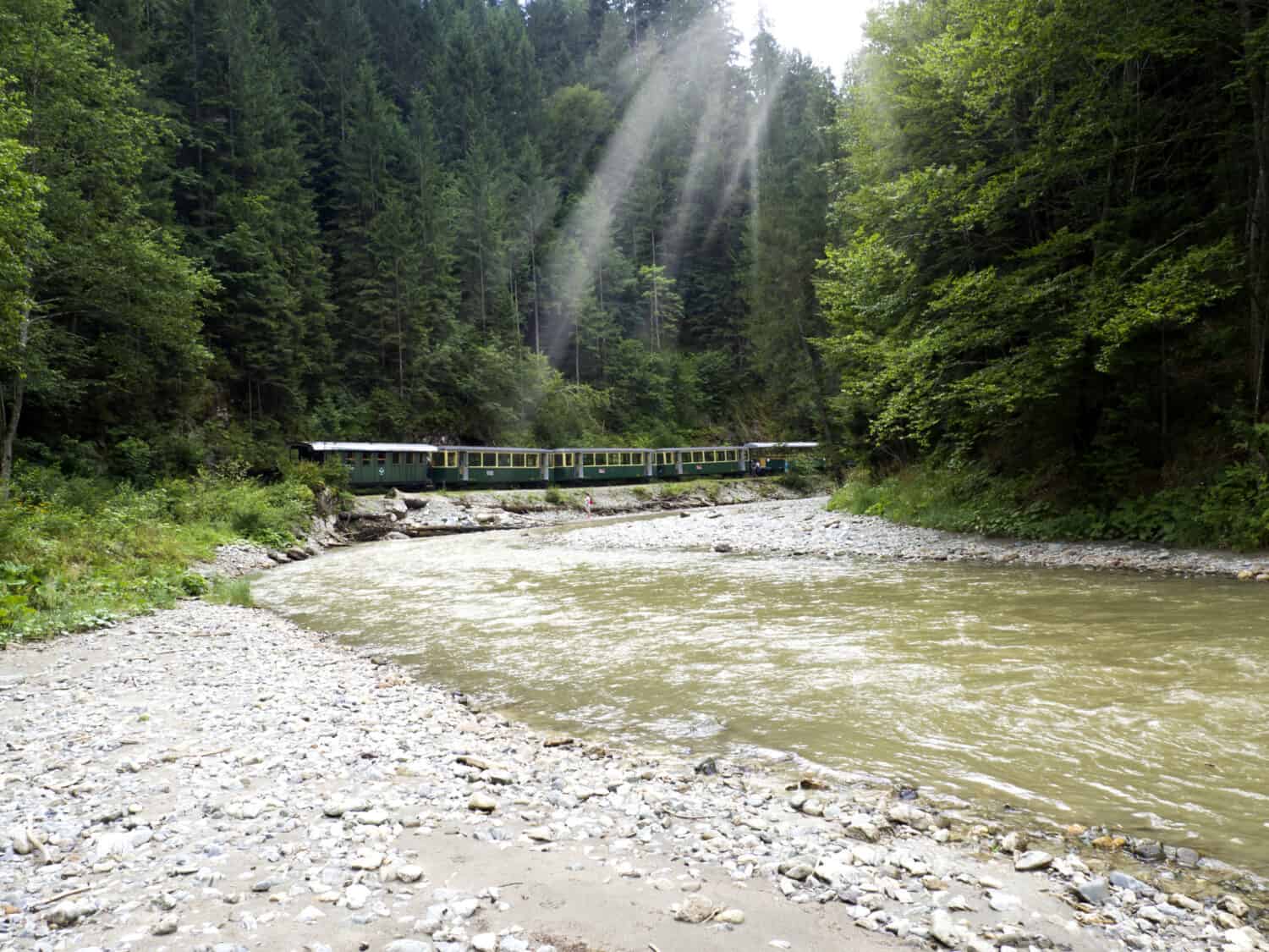 treno dal fiume di montagna 