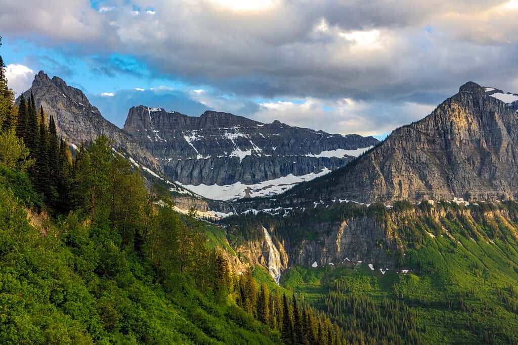 Bird Woman cade tra la montagna Oberlin e il cannone nel Glacier National Park, Montana, USA