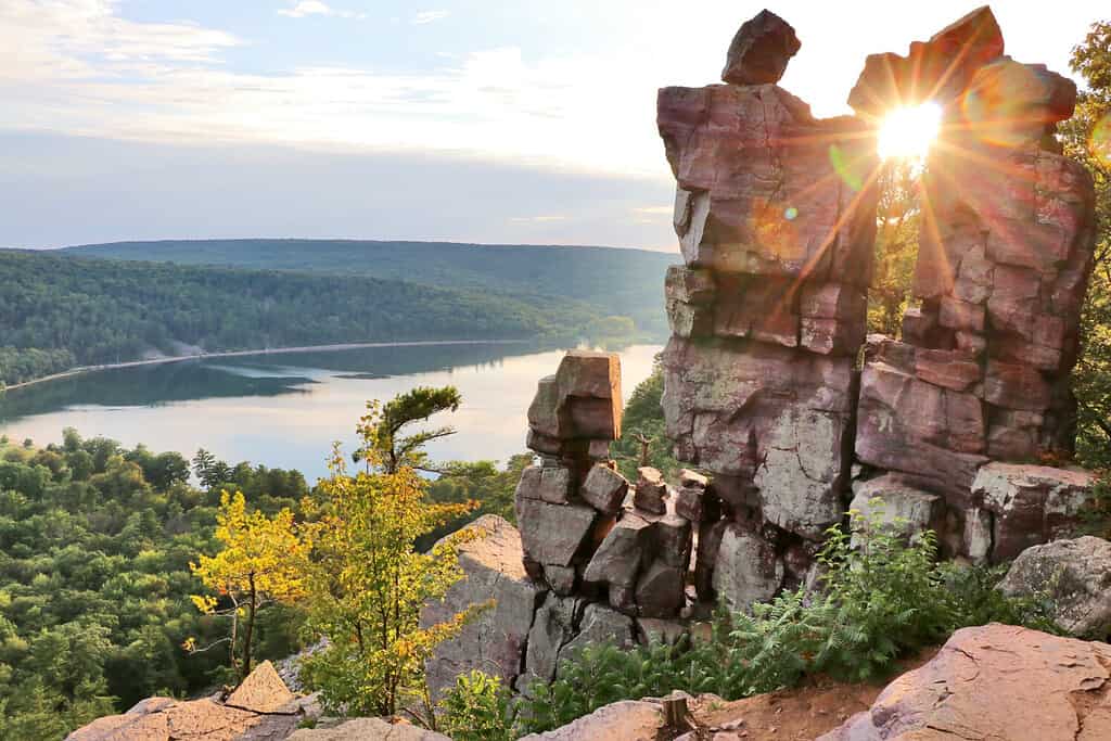 Vista aerea sulla spiaggia della sponda meridionale e sul lago dal sentiero escursionistico roccioso dell'era glaciale durante il tramonto.  Posizione della Porta del Diavolo.  Devil's Lake State Park, zona Baraboo, Wisconsin, Midwest degli Stati Uniti.